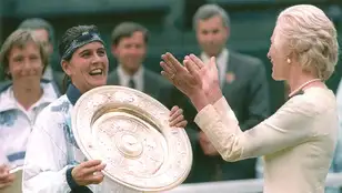 Conchita Martínez recibe el trofeo que le entrega la Duquesa de Kent tras su victoria en la final de Wimbledon del año 1994