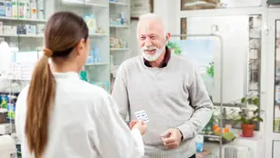 Hombre mayor en una farmacia