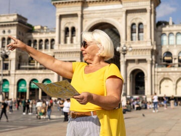 Mujer mayor haciendo turismo