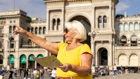 Mujer mayor haciendo turismo Mujer mayor haciendo turismo