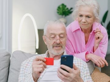 Conoce la Tarjeta Rosa con la que se ampl&iacute;an los beneficios para los mayores en Barcelona