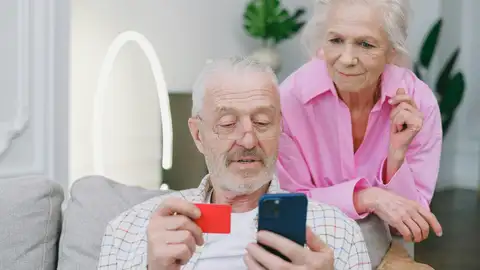 Conoce la Tarjeta Rosa con la que se amplían los beneficios para los mayores en Barcelona Conoce la Tarjeta Rosa con la que se amplían los beneficios para los mayores en Barcelona