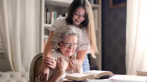 El Ayuntamiento de Granada busca mayores para acoger a estudiantes y combatir la soledad El Ayuntamiento de Granada busca mayores para acoger a estudiantes y combatir la soledad