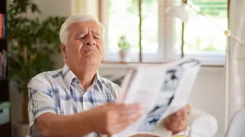Hombre mayor con problemas de visión Hombre mayor con problemas de visión