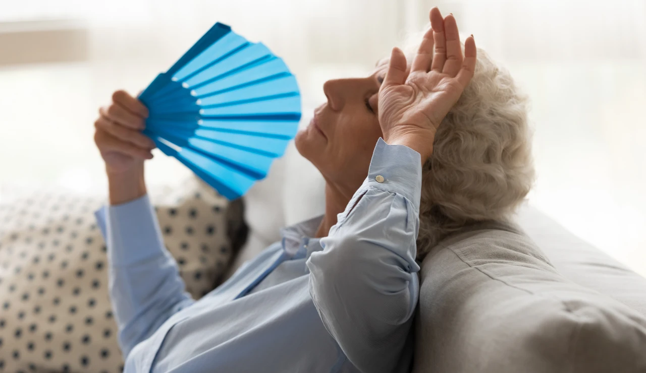 Mujer mayor sufriendo un golpe de calor