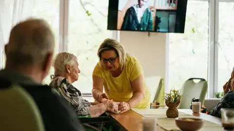CONFEMAC publica una guía para mejorar el cuidado de personas mayores con alzhéimer CONFEMAC publica una guía para mejorar el cuidado de personas mayores con alzhéimer