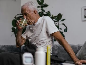 Hombre mayor bebiendo agua