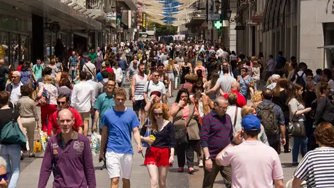Gente paseando en el centro de Madrid Gente paseando en el centro de Madrid