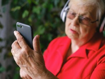 Consejos para proteger a los mayores en redes sociales