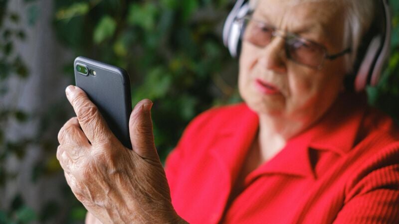 Consejos para proteger a los mayores en redes sociales
