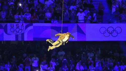 Tom Cruise se lanza desde el Stade de France en la ceremonia de clausura de los Juegos Olímpicos Tom Cruise se lanza desde el Stade de France en la ceremonia de clausura de los Juegos Olímpicos