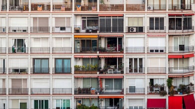 Barcelona incluirá pisos cedidos por personas mayores para el alquiler municipal a cambio de residencia