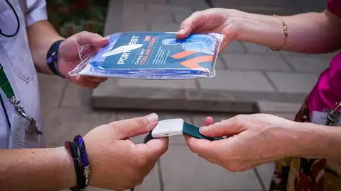 Pulseras que detectan subidas de temperatura corporal para reducir el riesgo de golpes de calor y de otras dolencias vinculadas a unas jornadas sofocantes. Pulseras que detectan subidas de temperatura corporal para reducir el riesgo de golpes de calor y de otras dolencias vinculadas a unas jornadas sofocantes.