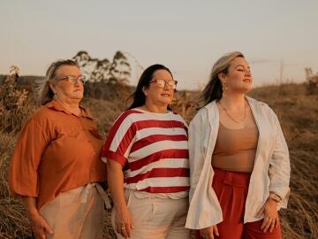 Mujeres de diferentes edades en el campo