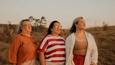 Mujeres de diferentes edades en el campo Mujeres de diferentes edades en el campo