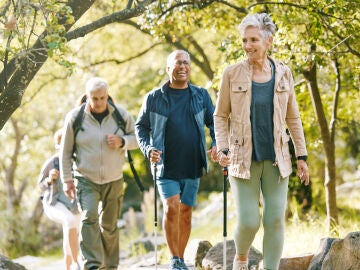 Personas mayores haciendo senderismo