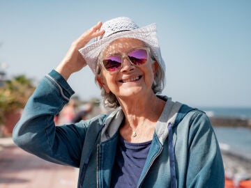 Mujer mayor protegida del sol