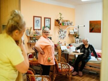 Hacienda alivia a cuidadores de mayores con un nuevo beneficio fiscal de hasta 1.150 euros