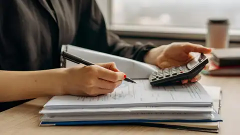 Las cuotas de autónomos podrán ajustarse hasta seis veces al año según ingresos Las cuotas de autónomos podrán ajustarse hasta seis veces al año según ingresos