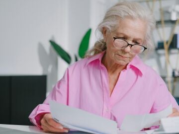 Mujer mayor leyendo
