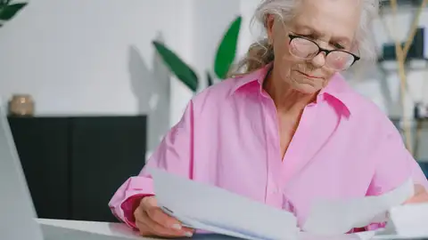 Mujer mayor leyendo Mujer mayor leyendo