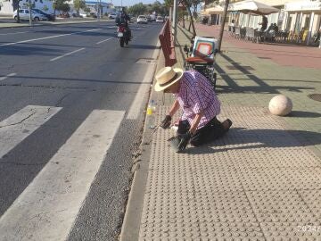 Las inauditas im&aacute;genes de un hombre mayor teniendo que arreglar el bordillo para poder pasar con silla de ruedas