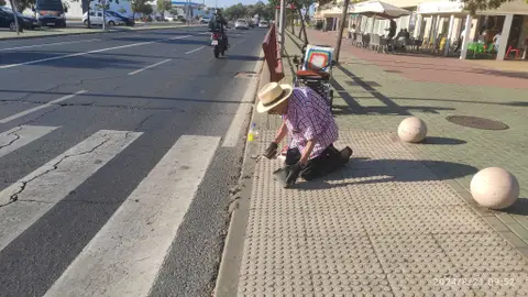 Las inauditas imágenes de un hombre mayor teniendo que arreglar el bordillo para poder pasar con silla de ruedas Las inauditas imágenes de un hombre mayor teniendo que arreglar el bordillo para poder pasar con silla de ruedas