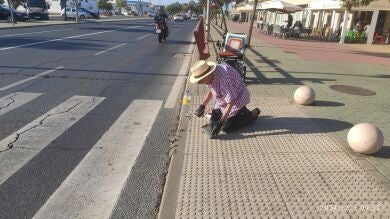 Las inauditas imágenes de un hombre mayor teniendo que arreglar el bordillo para poder pasar con silla de ruedas