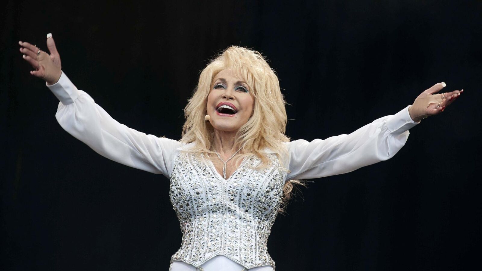 Dolly Parton honra a su padre analfabeto fomentando la lectura infantil a sus 78 años