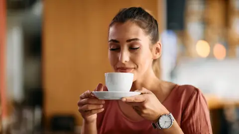 Mujer bebiendo café Mujer bebiendo café