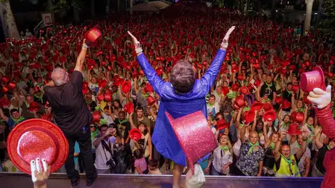 Las peñas de Valladolid rinden homenaje a Concha Velasco con un intento de Récord Guinness del mayor número de personas ataviadas con chistera Las peñas de Valladolid rinden homenaje a Concha Velasco con un intento de Récord Guinness del mayor número de personas ataviadas con chistera