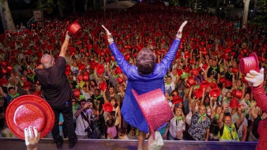 Valladolid reúne a 3.000 personas con chistera en homenaje a Concha Velasco y bate un nuevo Récord Guinness
