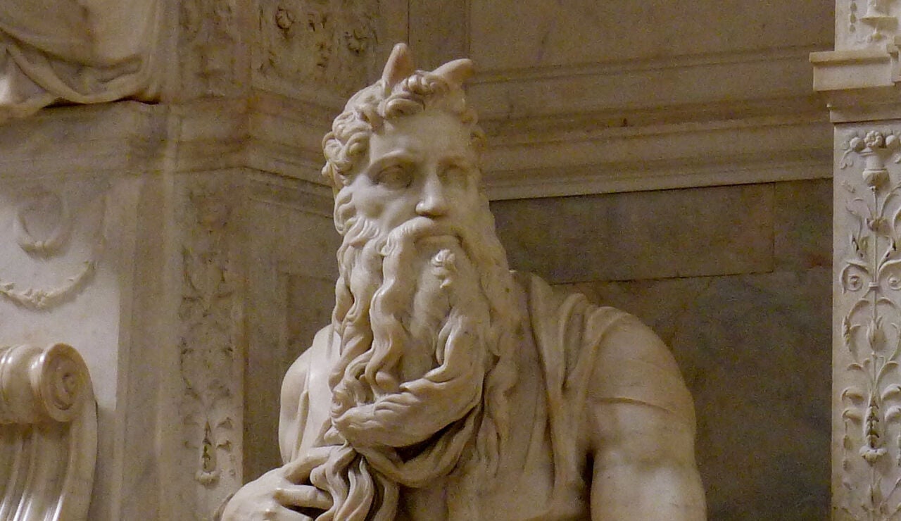 Estatua de Moises de Miguel &Aacute;ngel en la bas&iacute;lica de San Pedro en el Vaticano