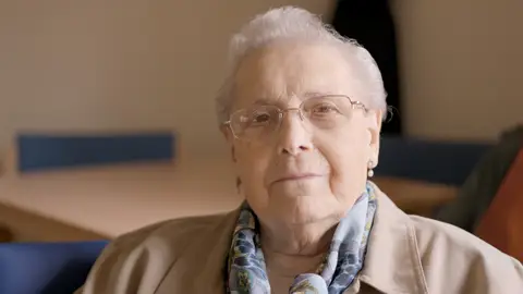 Mujer mayor con mirada de confianza y seguridad Mujer mayor con mirada de confianza y seguridad