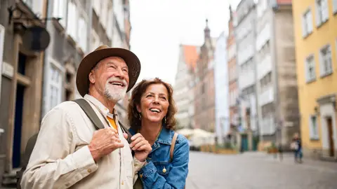 Una pareja mayor haciendo turismo en la ciudad Una pareja mayor haciendo turismo en la ciudad