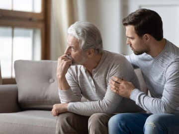 Hombre mayor preocupado junto a su hijo