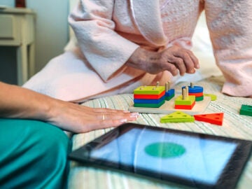 Una mujer recibiendo tratamiento para fomentar la memoria