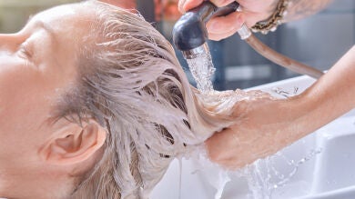Una mujer de 61 años empieza a ver borroso tras teñirse el pelo con un tinte 