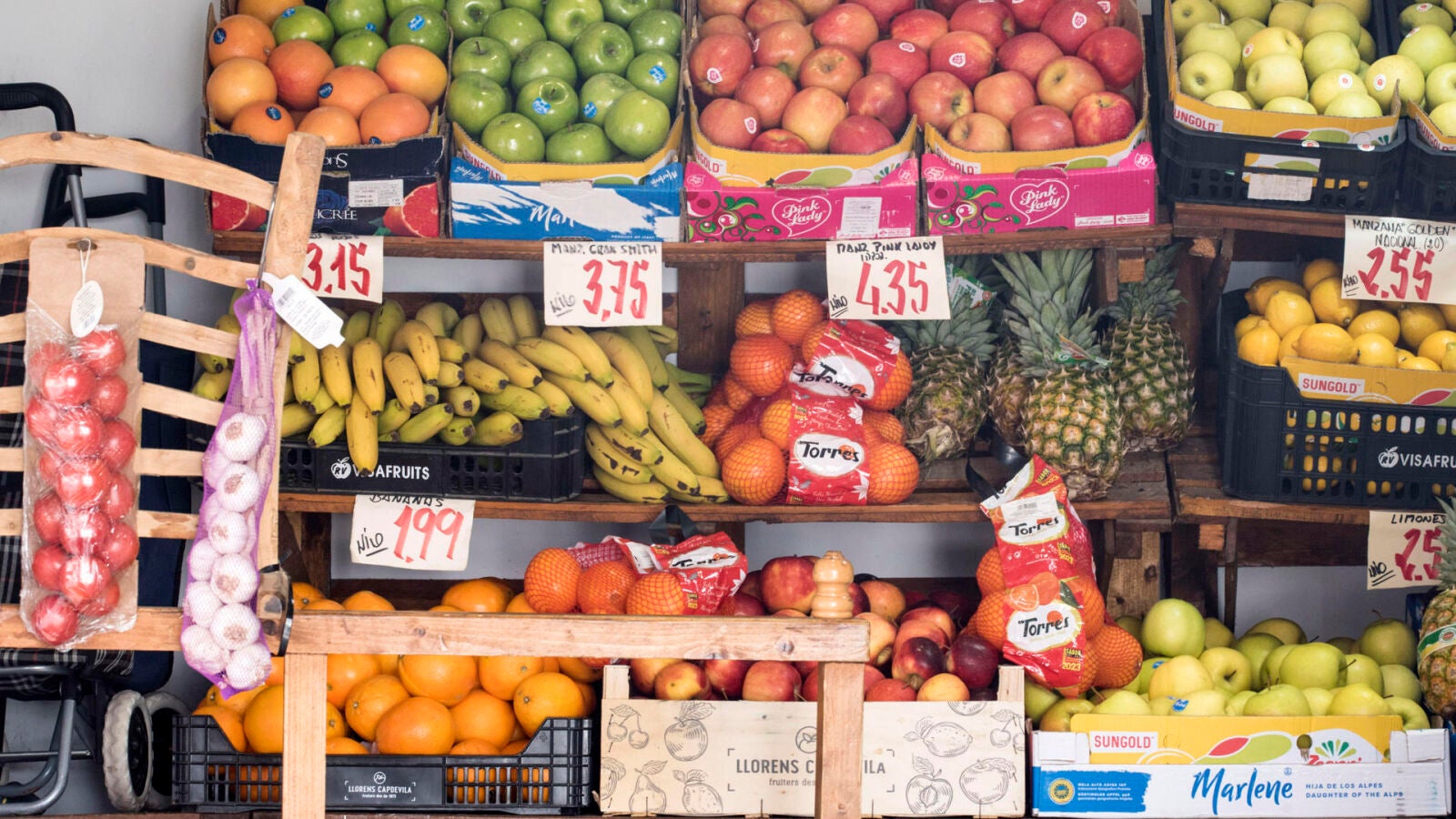 Mas de cien productos químicos contaminan los alimentos en España, según estudio de EA