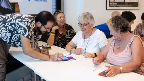 Más de 28.000 personas mayores se han formado en un año en competencias digitales en el programa 'Reconectados' Más de 28.000 personas mayores se han formado en un año en competencias digitales en el programa 'Reconectados'
