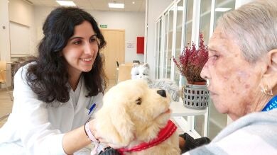 Una residencia de ancianos destaca los beneficios de la roboterapia con perros y gatos en personas con Alzheimer