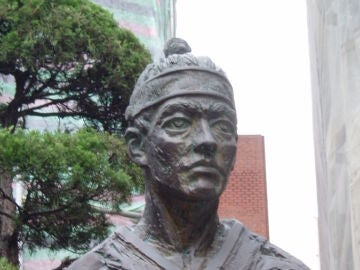 Estatua de san Andr&eacute;s Kim Taegon situada en los jardines de la catedral de Myeongdong