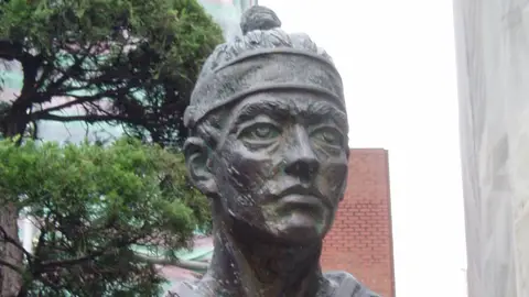 Estatua de san Andrés Kim Taegon situada en los jardines de la catedral de Myeongdong Estatua de san Andrés Kim Taegon situada en los jardines de la catedral de Myeongdong