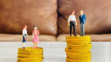 Las mujeres mayores de 55 son las que más acusan la brecha salarial en España