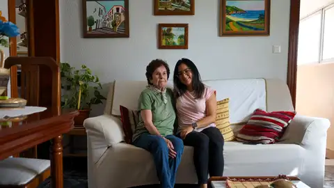 Carmen, una malagueña de 87 años, y Pamela, una estudiante de máster de Ecuador Carmen, una malagueña de 87 años, y Pamela, una estudiante de máster de Ecuador