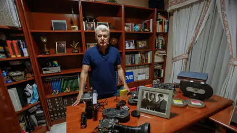 Antonio Salmoral junior junto a las cámaras de su padre Antonio Salmoral junior junto a las cámaras de su padre