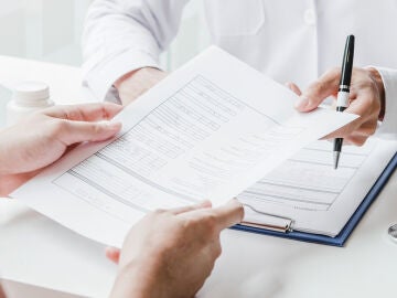 M&eacute;dico entregando unos documentos