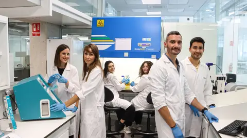 Los investigadores Begoña Alburquerque, Silvia Montoro, Judit García, Macarena Alba Gil, Rubén Zapata y Rubén Rabadán en uno de los laboratorios de UCAM HiTech. Los investigadores Begoña Alburquerque, Silvia Montoro, Judit García, Macarena Alba Gil, Rubén Zapata y Rubén Rabadán en uno de los laboratorios de UCAM HiTech.