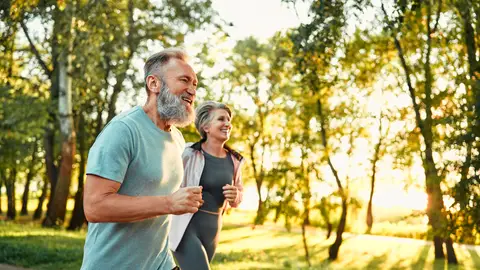Personas de más de 50 haciendo ejercicio Personas de más de 50 haciendo ejercicio
