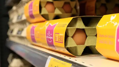 Estantería de huevos en un supermercado Estantería de huevos en un supermercado